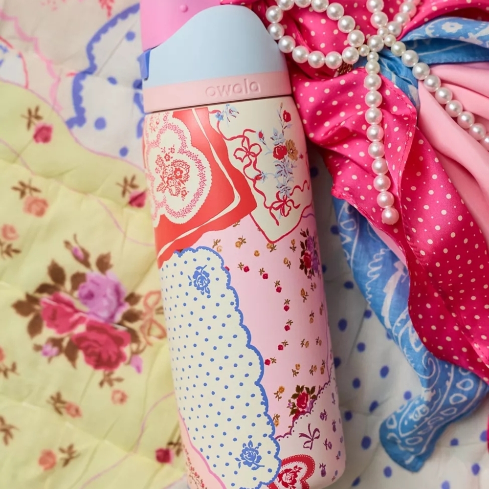 Owala UO Exclusive Hankies Print FreeSip 32 oz Water Bottle